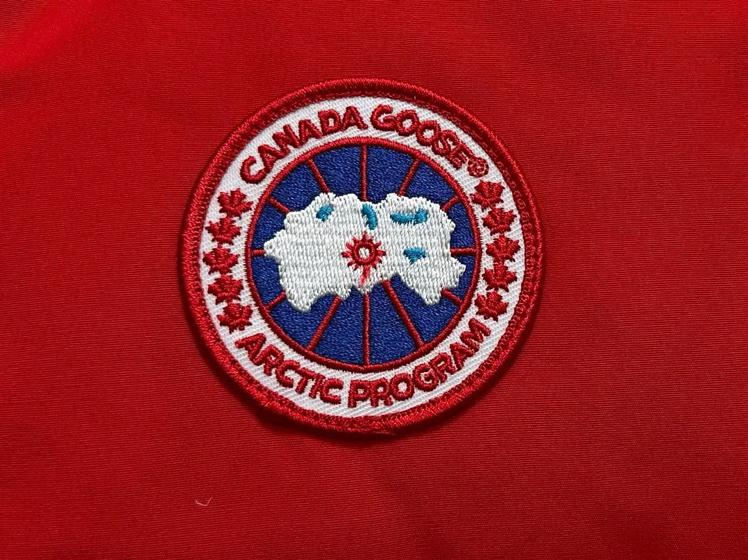 P360 [Canada Goose] Canada Goose #Freestyle Crew 4154M Men’s and Women’s Vest Down# ➖ Imported Behringer embroidery machine with customized 10,000-needle embroidery logo! ➖ Imported 21-count polyester-cotton blended original fabric, using Feather-Light 10D waterproof coating fabric, made of 84.5% polyester fiber and 15.5% cotton, 100% the best feel in the entire network! ➖ The genuine official website uses the national standard 80 white duck down, and will never be misled by false claims such as 90 down or goose down! ➖ 100% nylon nylon lining with double double-layer sealing design to prevent velvet from running away. Top-grade polar fleece is used in the collar and pockets to keep warm and comfortable! ➖ Yoshida YKK provides original custom-made electroplated sliders. YKK two-way lockable zippers are tight and smooth and will not peel off paint! ➖ 3M composite original Velcro is durable, and all accessories and hardware are disassembled and customized! ⛔No slander, no exaggeration, no need for too much copywriting, because it is focused, it is professional!  SIZE: XS S M L XL XXL